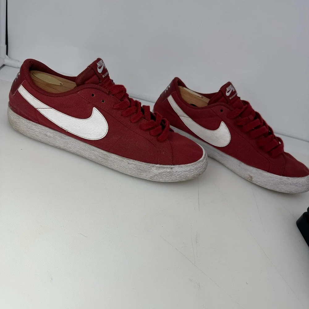 Nike SB Blazer Zoom Low Men 10.5 Red Canvas Skate Shoes 889053-619 Sneakers